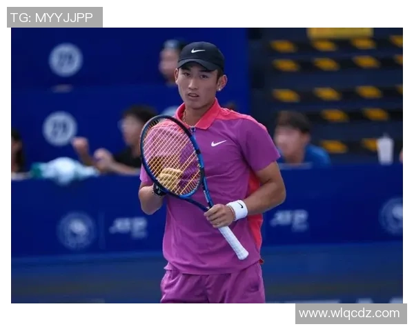 足球明星扎绷带的瞬间捕捉展现运动员拼搏精神与坚韧不拔的决心